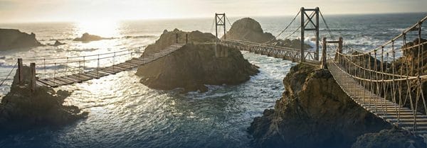 Schéma de la méthode MOOVENCE : Clarifier Aligner Décider. Bannière avec vue des iles Pour aller plus loin de MOOVENCE, les iles reliées par des ponts de bois pour montrer la construction du chemin professionnel