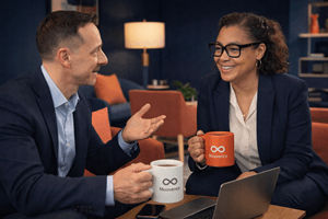 Colette Marghieri discutant dans un espace professionnel avec un homme en costume souhaitant réaliser un bilan de compétences CPF