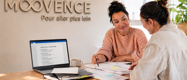 Colette accompagne une femme pour sa VAE dans le bureau de MOOVENCE avec logo visible