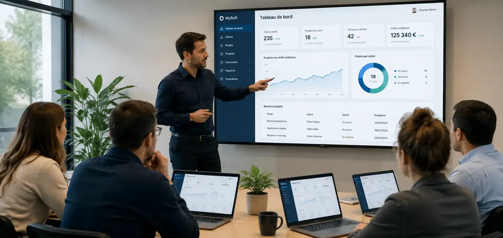 Formateur présentant un logiciel à des clients pendant une formation